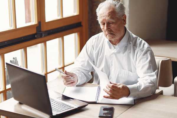 Should You Draft Your Own Will or Hire a Solicitor? A Practical Overview